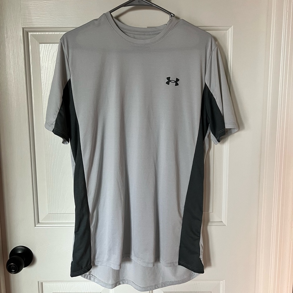 Under armour mens medium loose fit t shirt